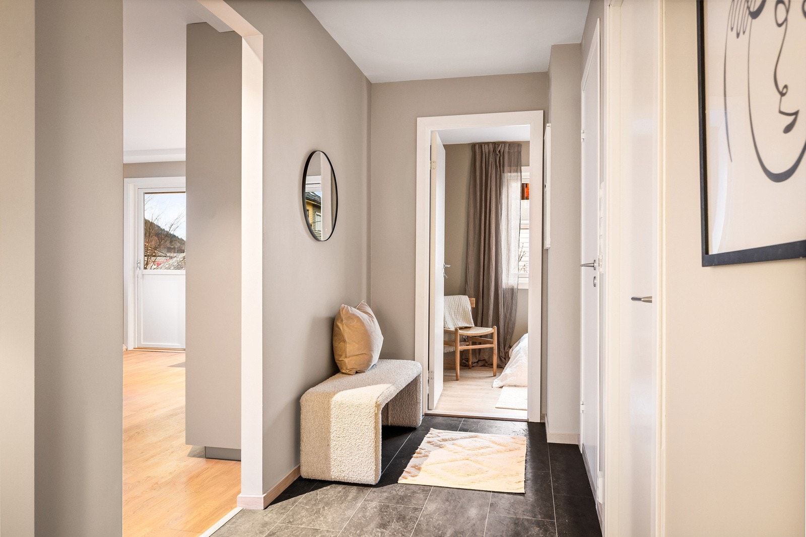 Entré med plass til jakkeoppheng og skohyller Galleribilde