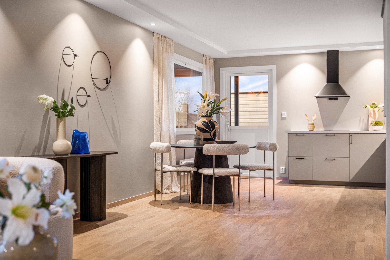 Åpen løsning mellom stue og kjøkken Galleribilde