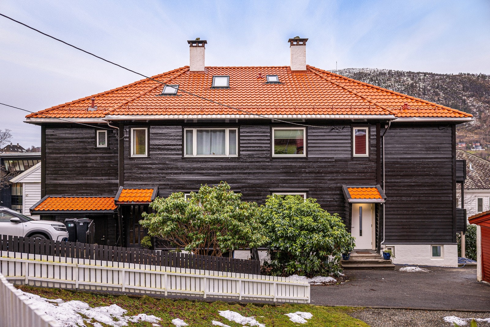 Bygget har ny taktekking og nye vinduer Galleribilde