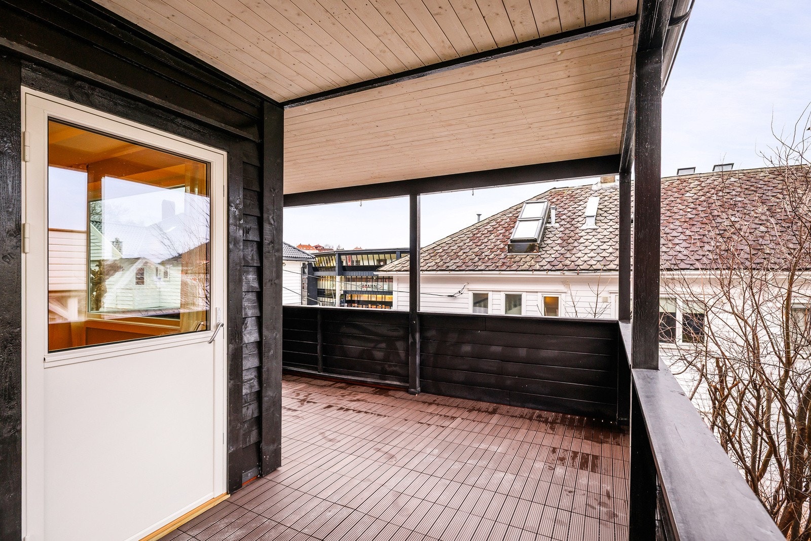 Fra kjøkkenet er det utgang til romslig veranda Galleribilde