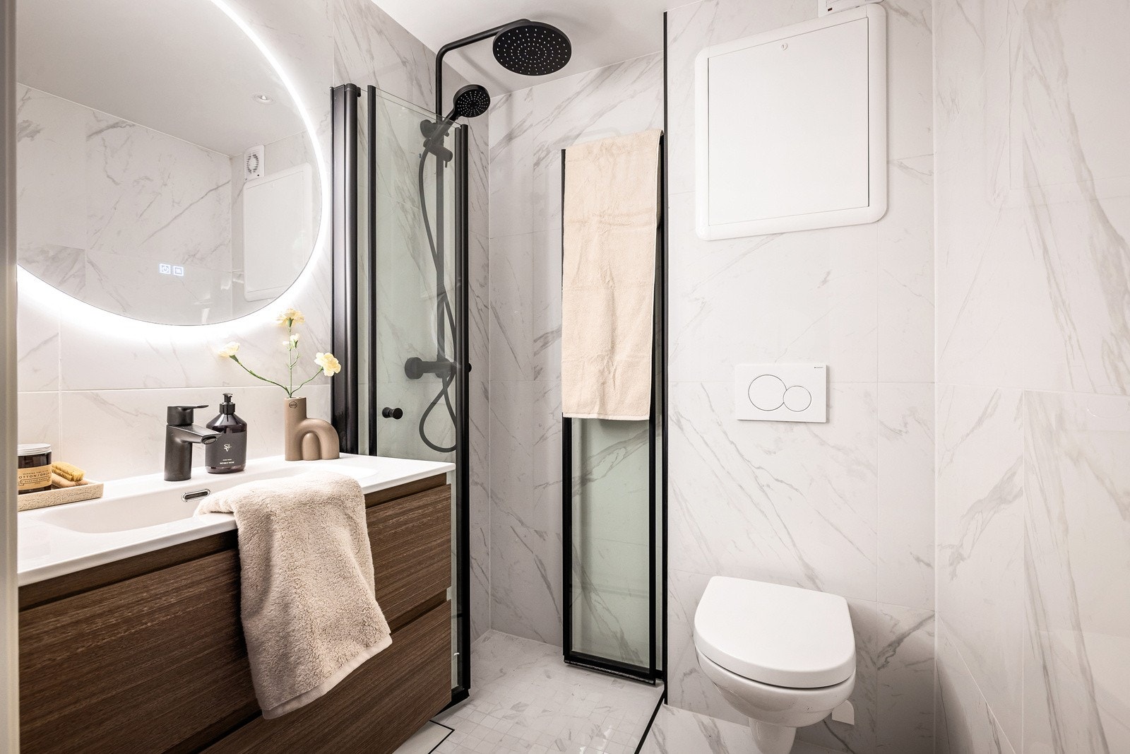 Pent helfliset bad med varme i gulvet Galleribilde