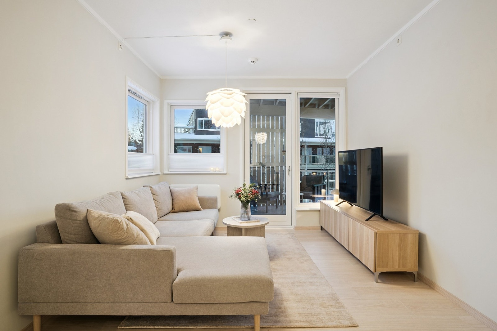 Stuen har utgang til den vestvendte terrassen Galleribilde