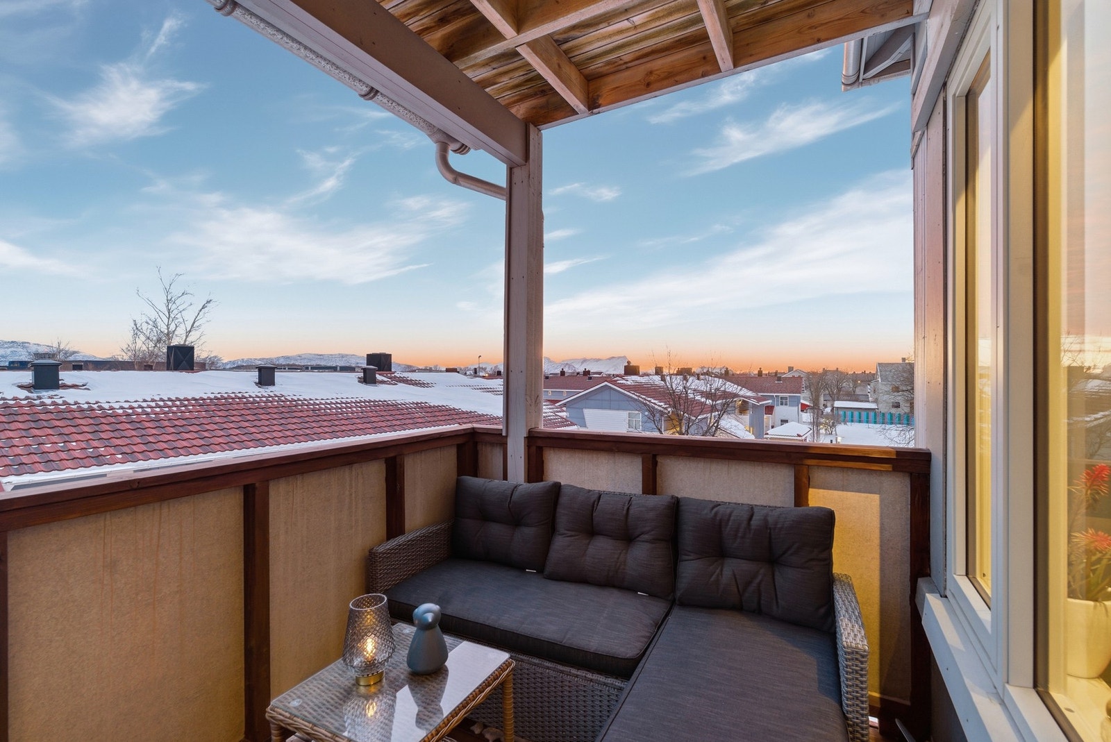 Sørvendt balkong på 7 m² med takoverbygg og gode lys-og solforhold. Flott fjellutsikt! Galleribilde