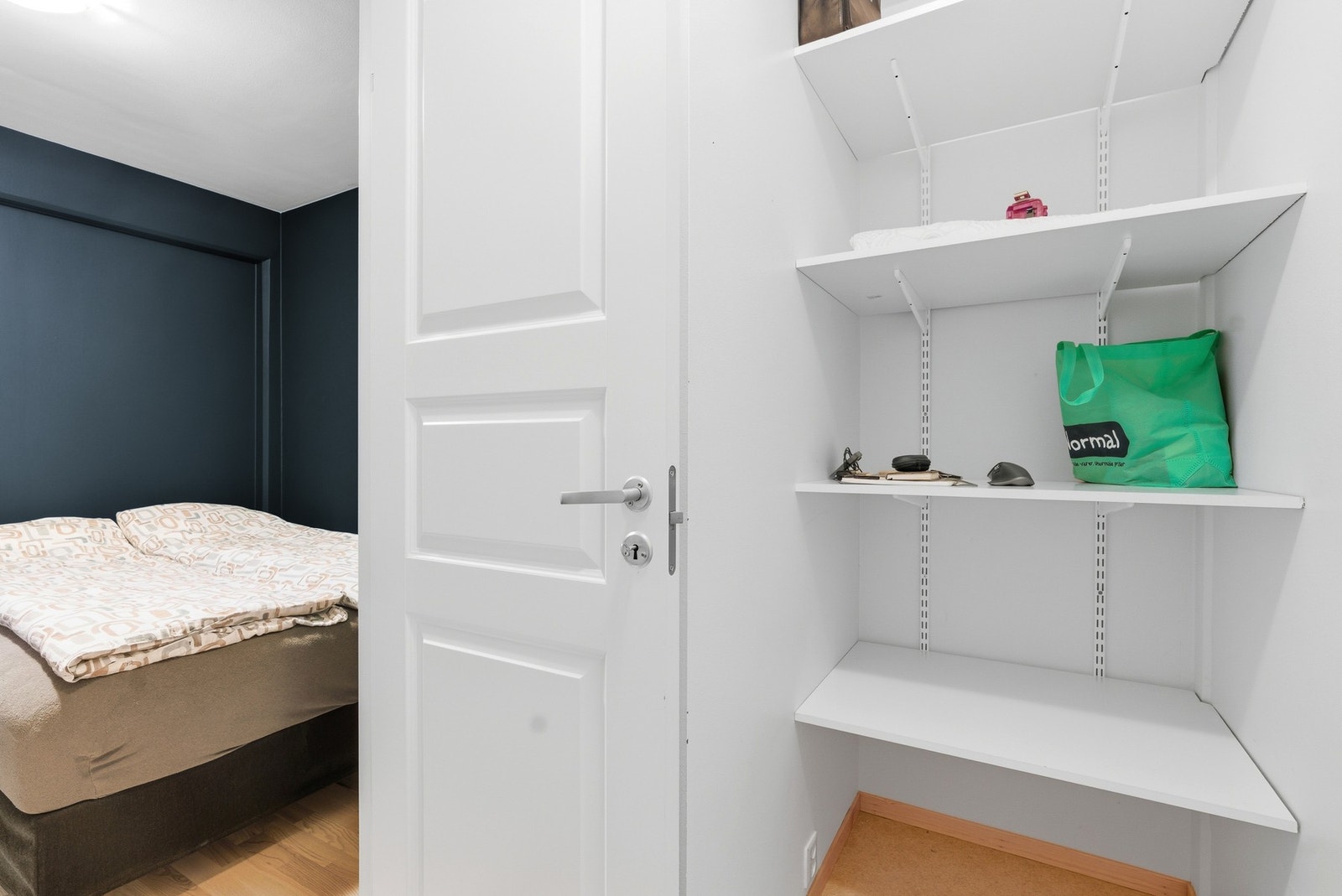 Praktisk innebod på ca. 2 m² i tilknytning soverommet. Leiligheten har også en bod på bakkeplan. Galleribilde