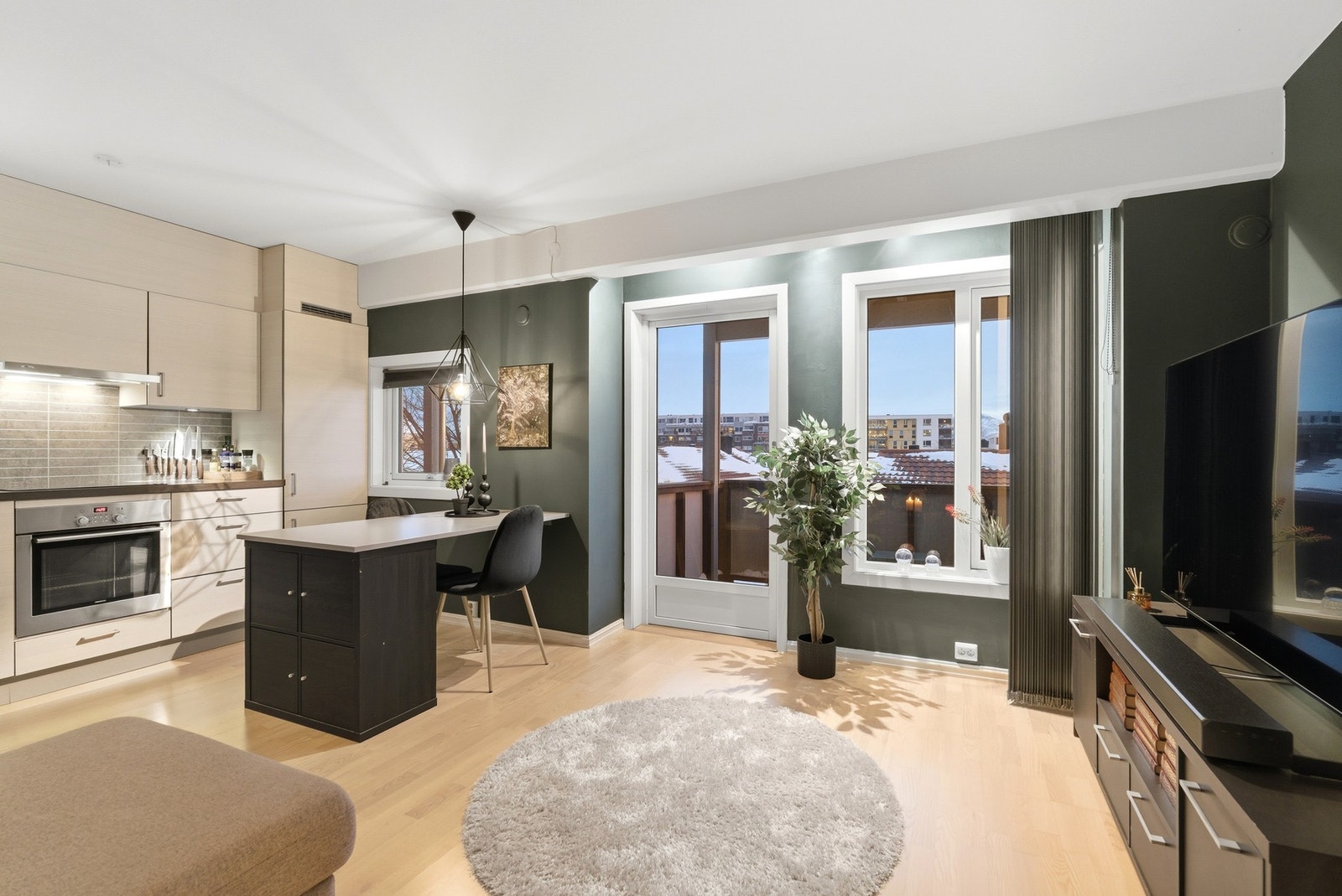 Store vinduer som ble skiftet i 2023 sørger for godt med lysinnslipp. Utgang til balkong. Galleribilde