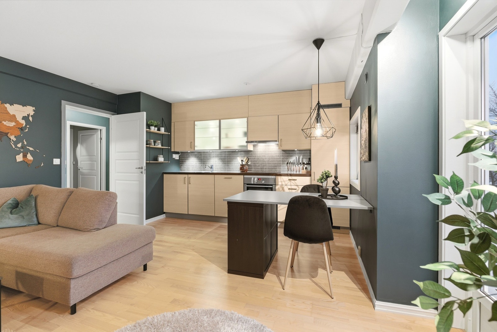 Pent kjøkken fra 2015 med takhøy innredning. Slette fronter og laminat benkeplate. Kitchenboard på vegg over benk og downlights under overskap. Galleribilde