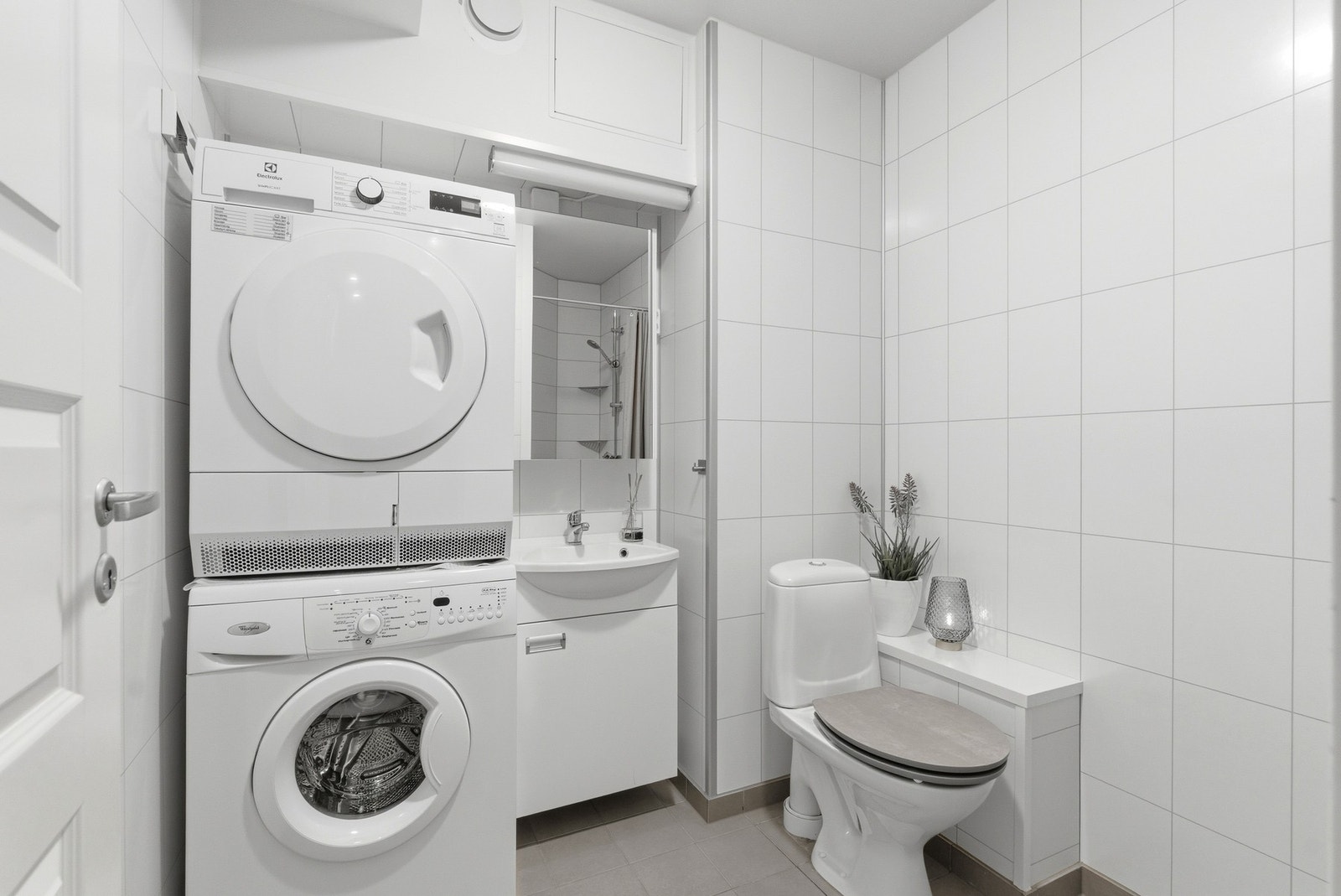 Lyst og flott bad som ble renovert i 2019. Varme i gulv. Våtromsplater på vegger og flislagt gulv. Opplegg for vaskemaskin/tørketrommel. Galleribilde