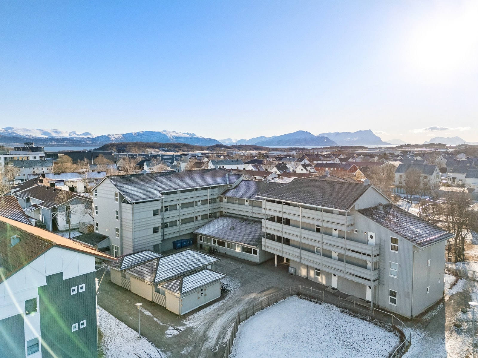 Borettslaget har felles parkering like ved, og det er etablert 2 felles el-billadere man kan benytte seg av. Mulighet også for å leie fast p-plass til 200,- i mnd. Galleribilde