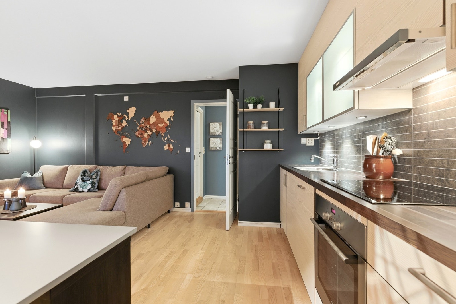 Godt utbygget kjøkken. 120 liter VVB i benk. Etablert WaterGuard. Galleribilde