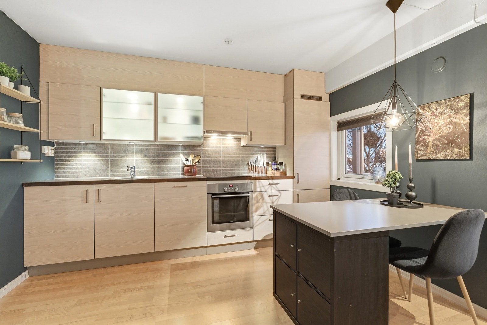 Integrert oppvaskmaskin, stekeovn, platetopp (induksjon) og kjøle/fryseskap. Galleribilde