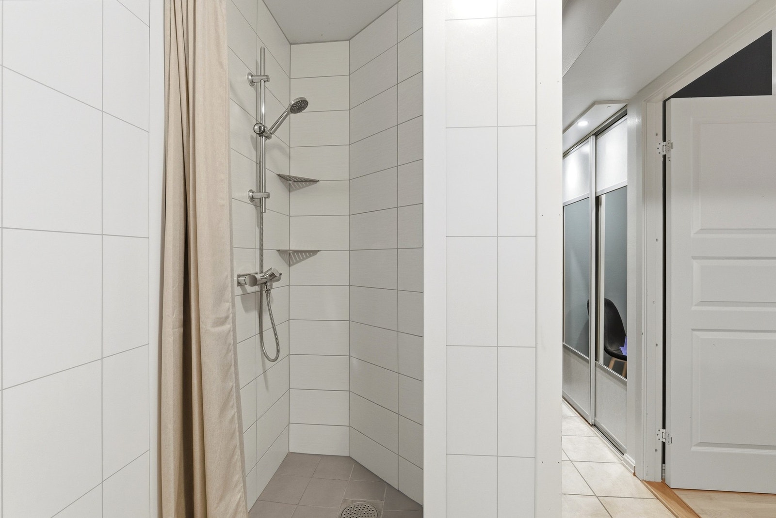 Flislagt dusjnisje med forheng. Galleribilde