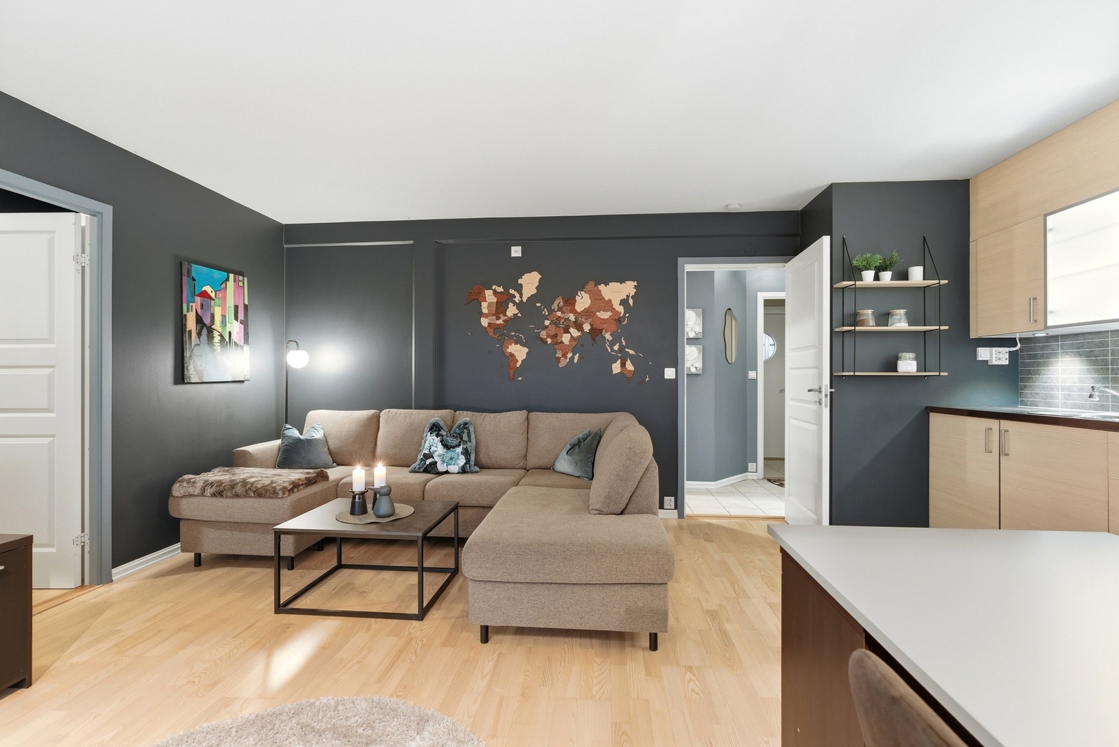 Gjennomgående god standard med parkettgulv og malte vegger i tidløse farger. Galleribilde