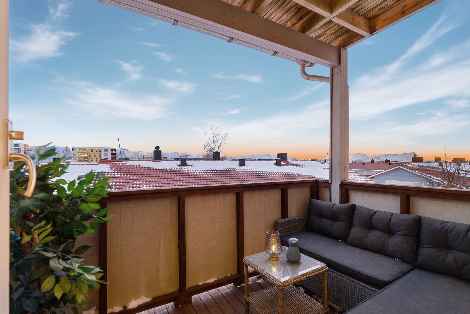 Sørvendt balkong på 7 m² med takoverbygg og gode lys-og solforhold. Flott fjellutsikt! Galleribilde