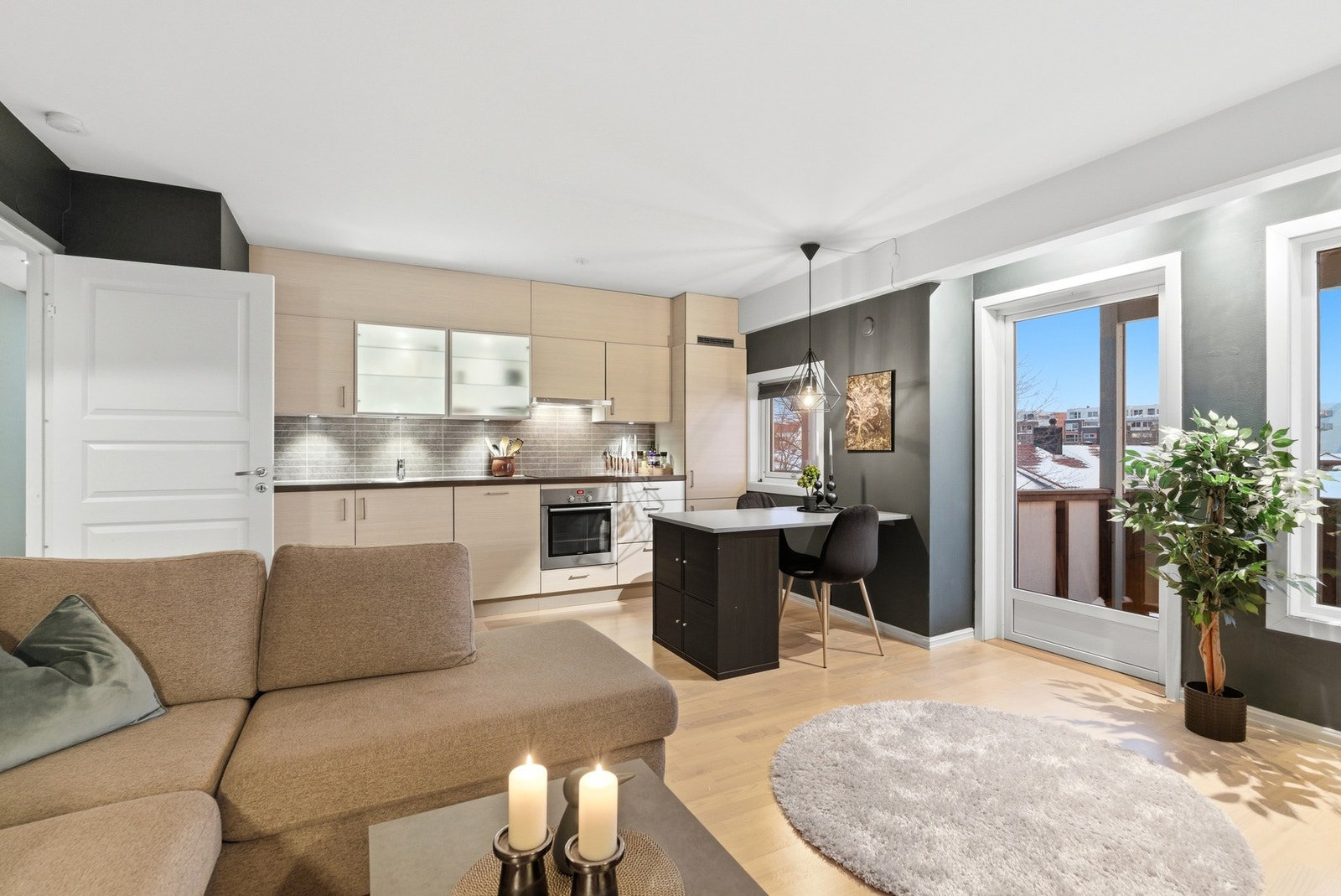 Flott stue med åpen løsning mot kjøkkenet med etablert spiseplass. Galleribilde