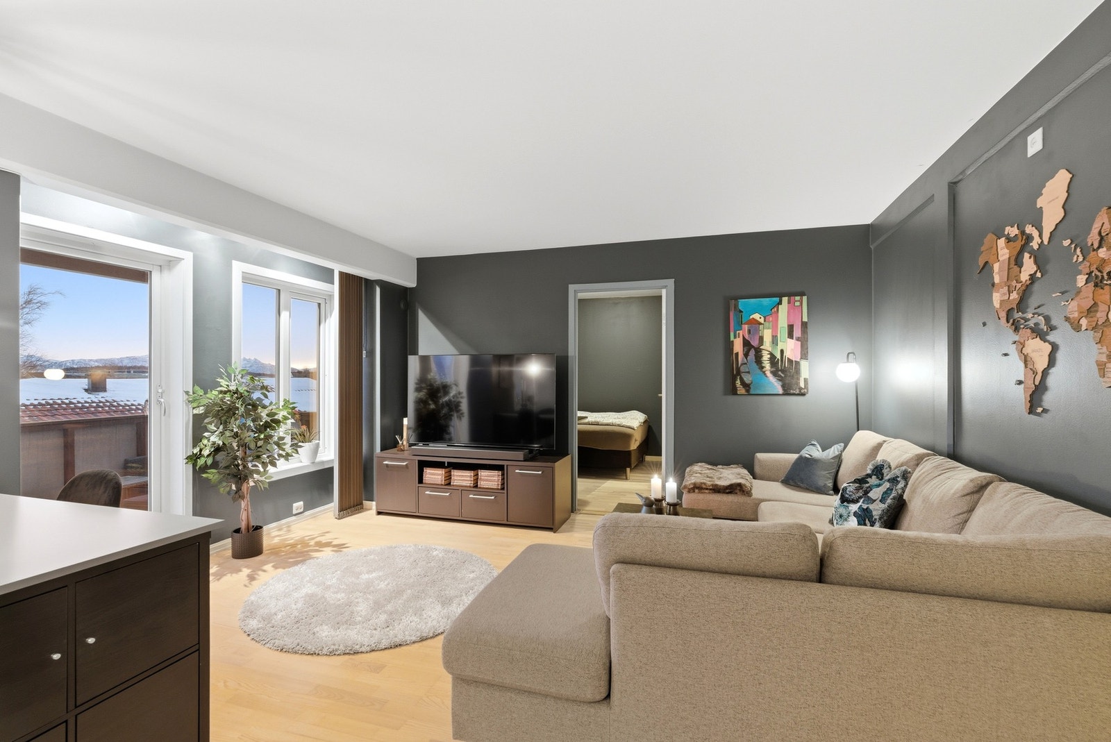 Store vinduer som ble skiftet i 2023 sørger for godt med lysinnslipp. Galleribilde