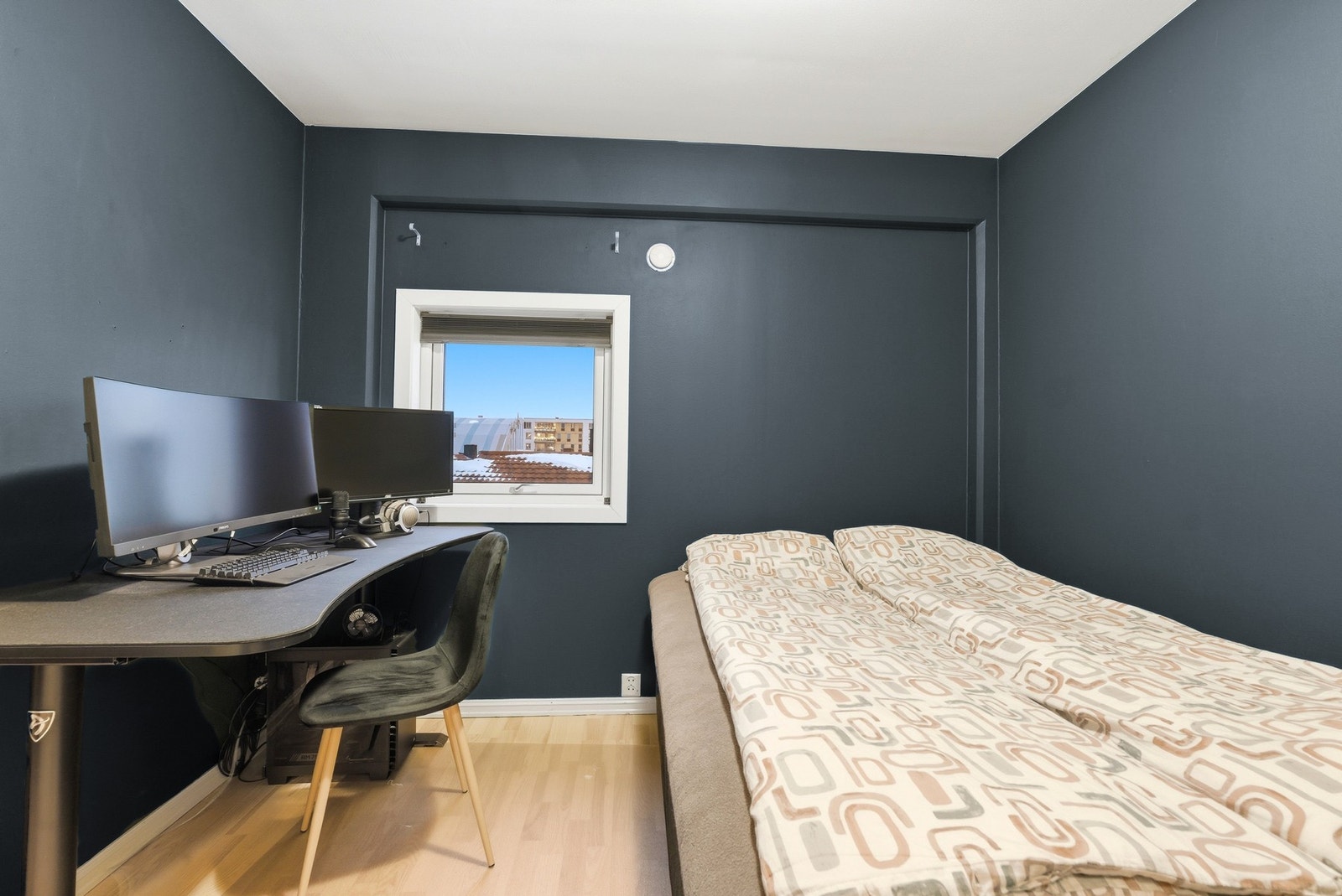 Plass til seng og kontorpult - eventuelt nattbord/ønsket garderobeløsning. Galleribilde