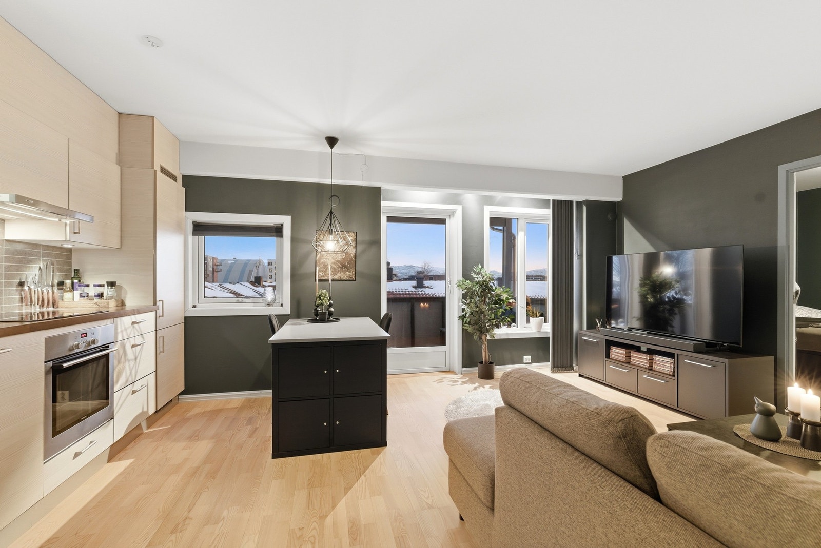 EiendomsMegler1 v/ Mathias Olsen har gleden av å presentere Tennisveien 10! Foto: LEEL Media Galleribilde