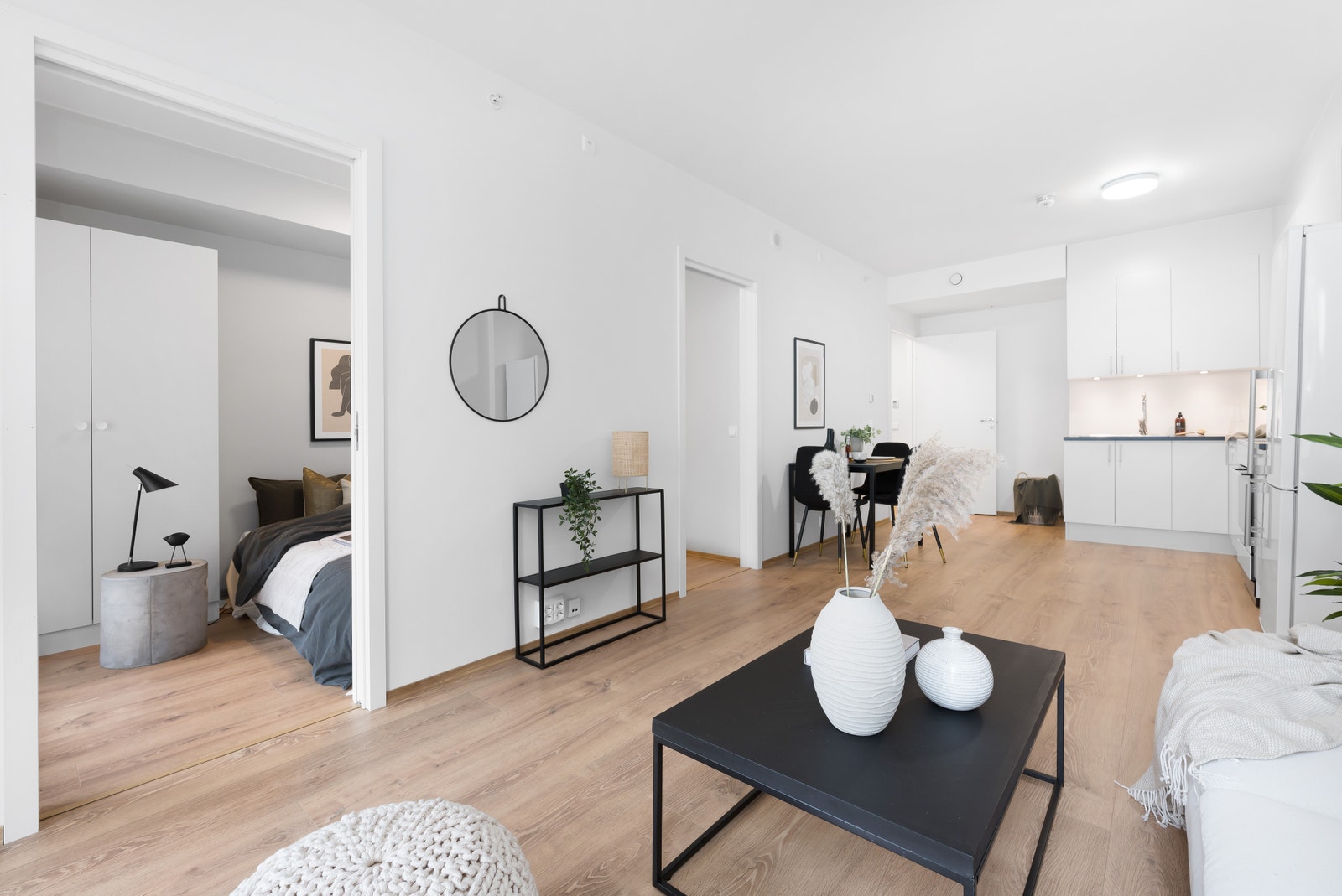 Stue med inngang til soverom. (bilde fra leilighet med speilvendt planløsning) Galleribilde