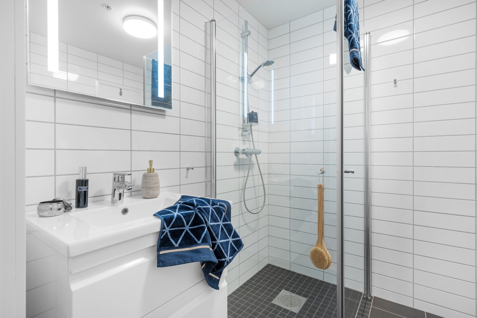 Pent fliselagt bad Galleribilde