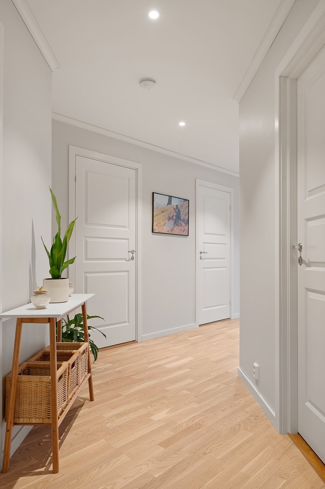 Gang. Gjennomgående bruk av lyse og fine farger. Utstrakt bruk av downlights og varmekabler i alle beboelsesrom. Galleribilde