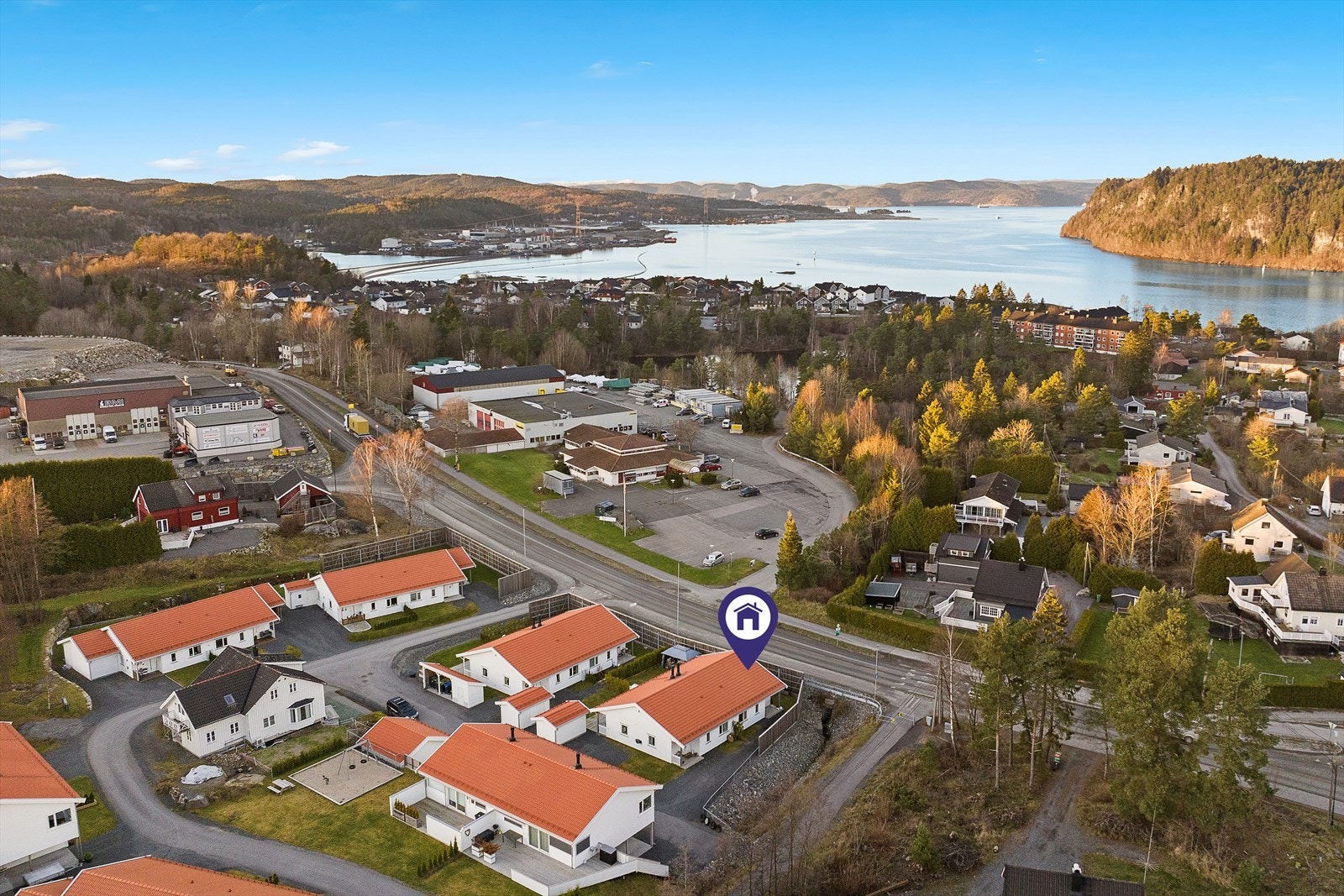 Fra boligen er det kort gange til både skole, idrettsanlegg, nærbutikk, sjøen og turområder. Galleribilde