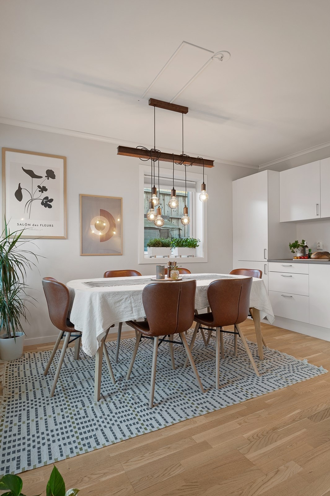 Spisestue og kjøkken Galleribilde