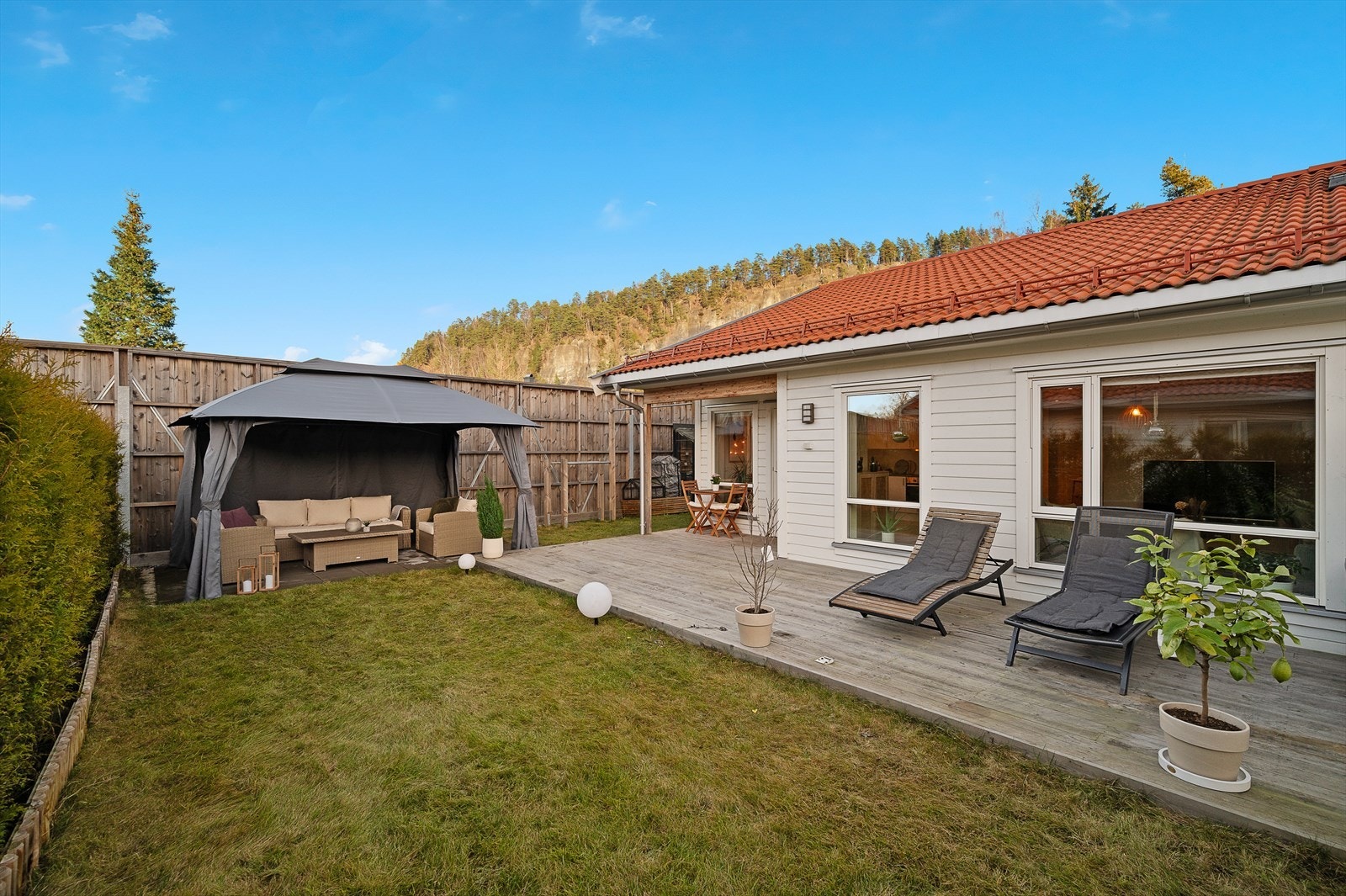 Hjortetråkket 8 - en delikat og strøken bolig fra 2021. Flott hageparsell, solrikt og usjenert. Galleribilde