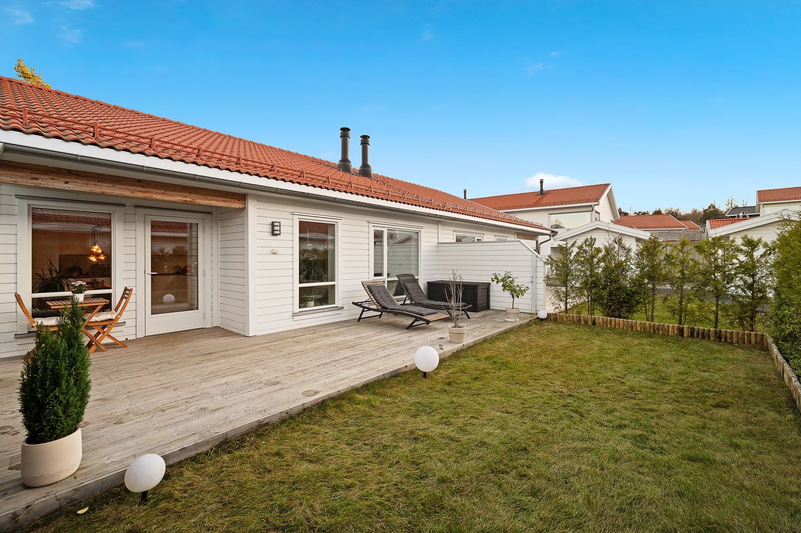 Stor terrasse og hyggelig hageparsell. Pent opparbeidet og skjermet med hekk. Galleribilde