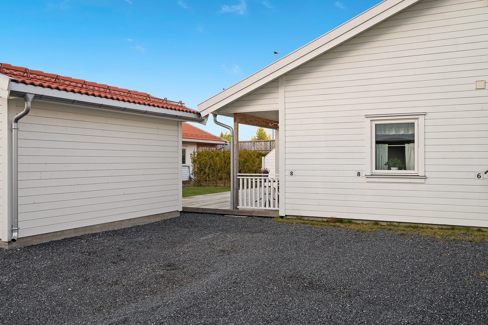 2 avsatte parkeringsplasser like ved boligen (nr. 8). Galleribilde