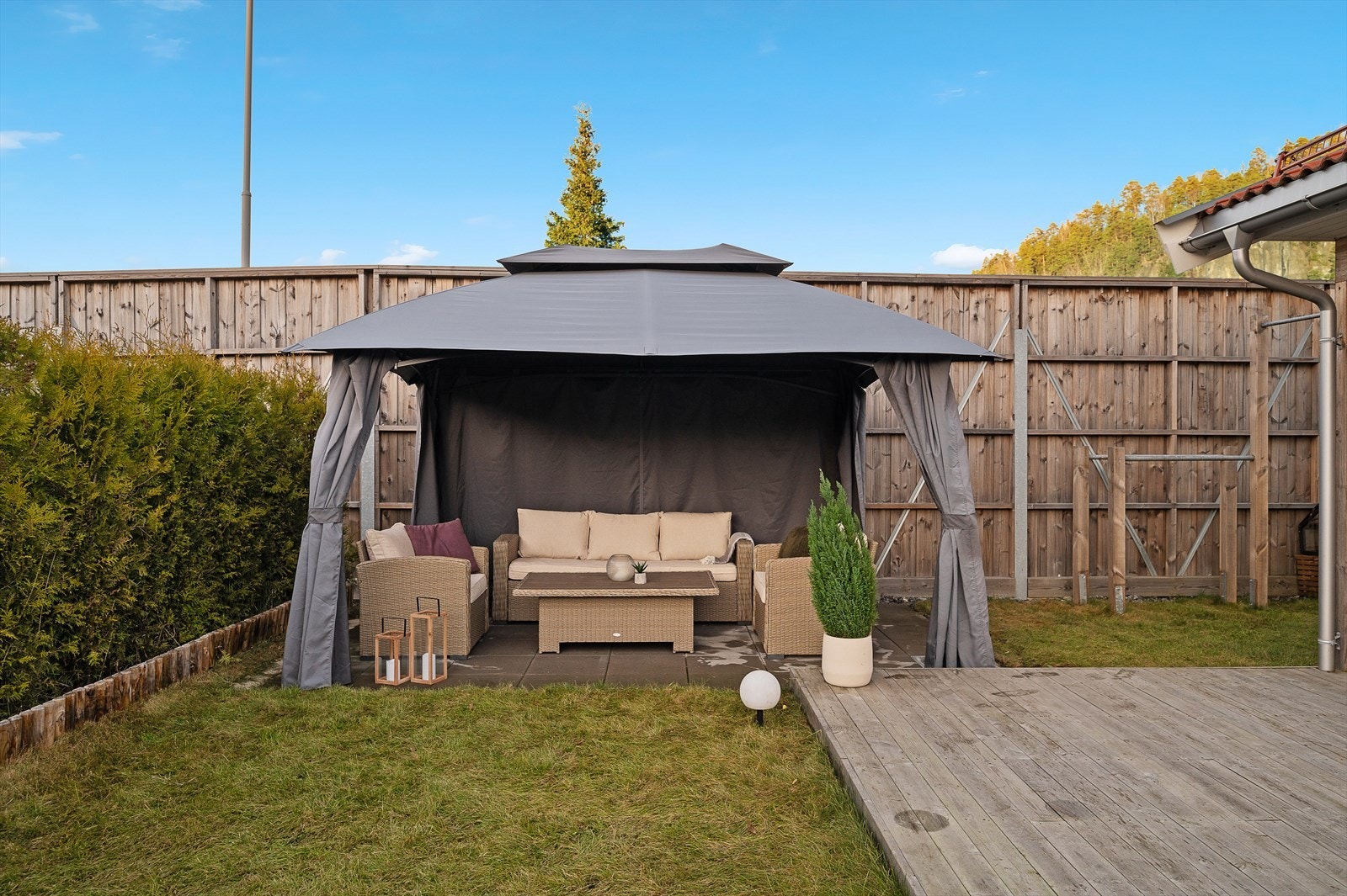 Hagedel med både grøntareal og terrasse. Steinsatt areal til hagetelt (medfølger ikke) Galleribilde