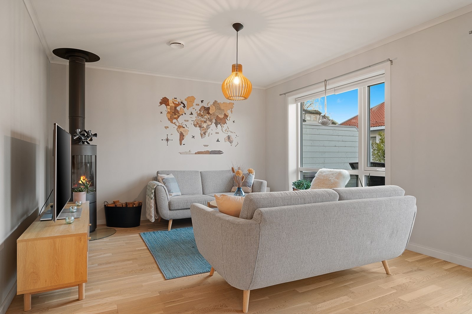 Stue med en både dekorativ og effektiv peisovn med stålpipe- Galleribilde