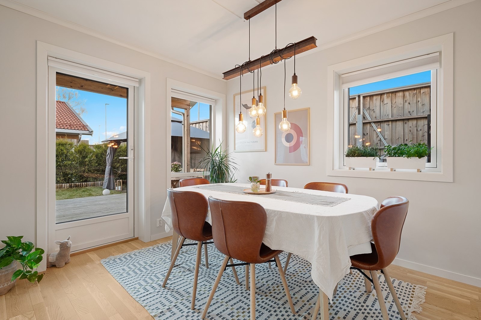 Spisestue med utgang til stuen Galleribilde