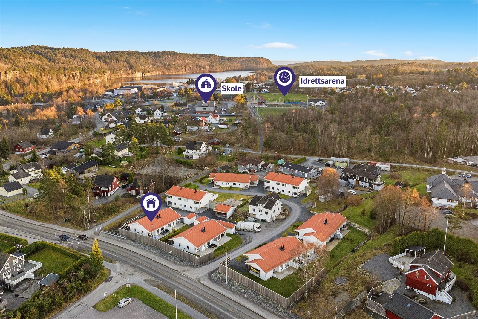 Dronefoto med god oversikt over den flotte infrastrukturen og servicefunksjonene i nærområdet Galleribilde