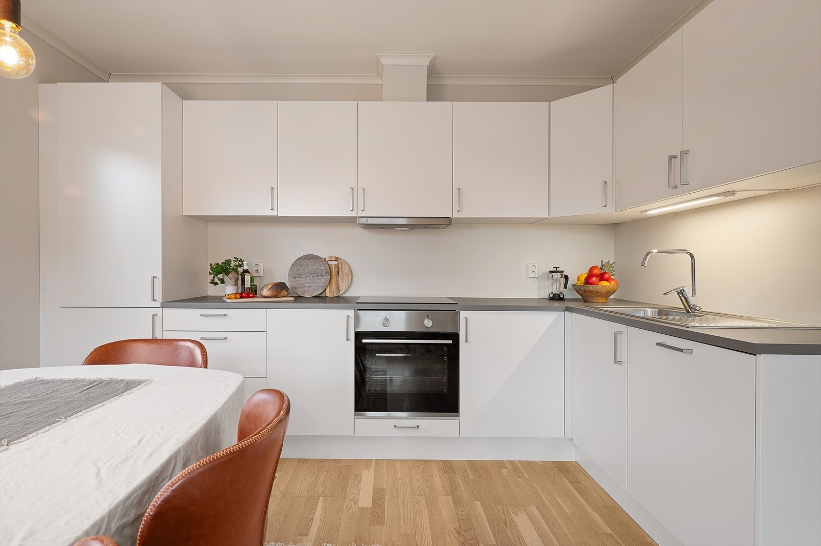 Pent kjøkken med integrerte hvitevarer som medfølger (stekeovn m/induksjonstopp, oppvaskmaskin og kjøleskap m/frysedel) Galleribilde