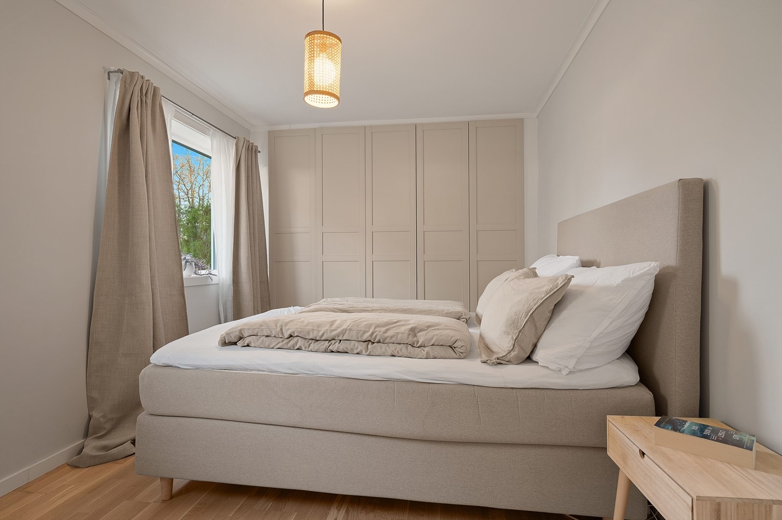 Stort og godt hovedsoverom med flotte garderobeløsninger Galleribilde