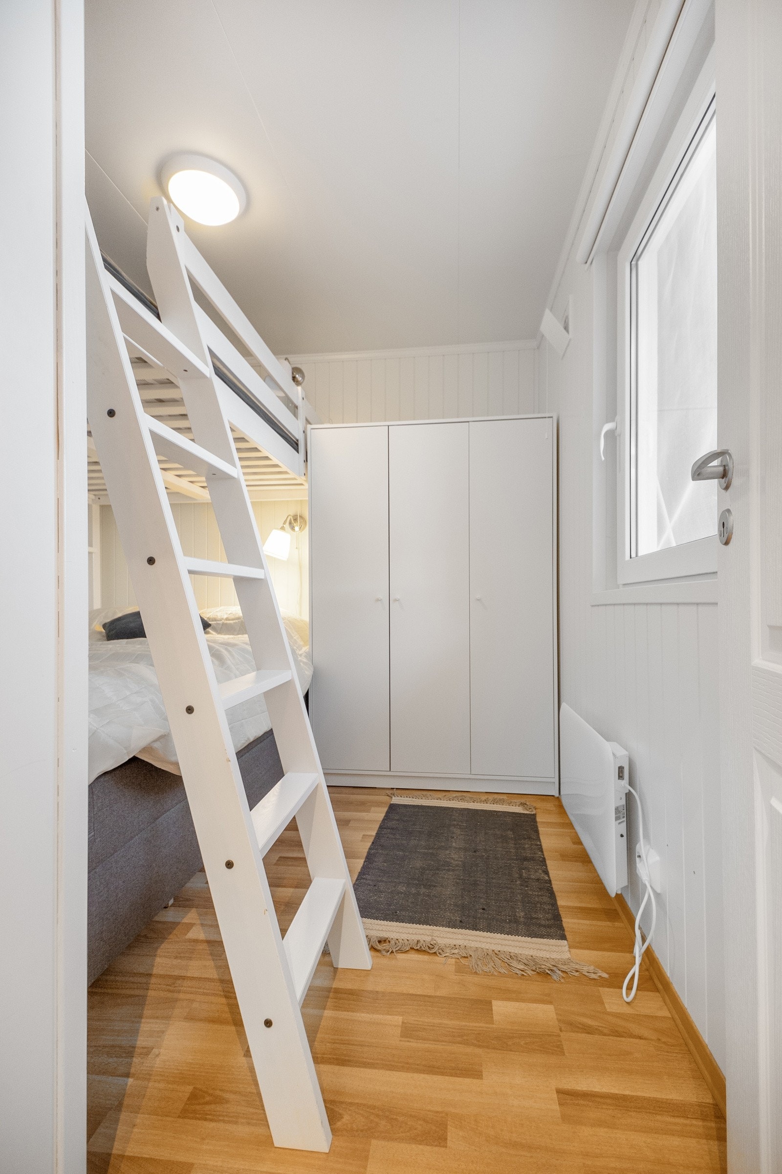 Det andre soverommet er innredet med en dobbeltseng, samt en køye over og garderobeskap. Køyen følger med salget Galleribilde