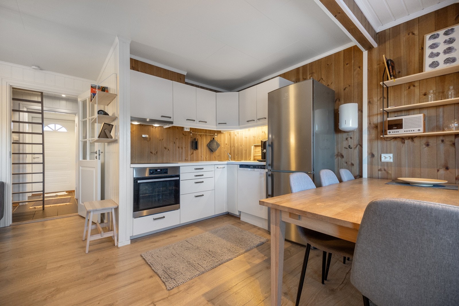 Lyst og praktisk kjøkken med kjøkkeninnredning fra 2016 Galleribilde