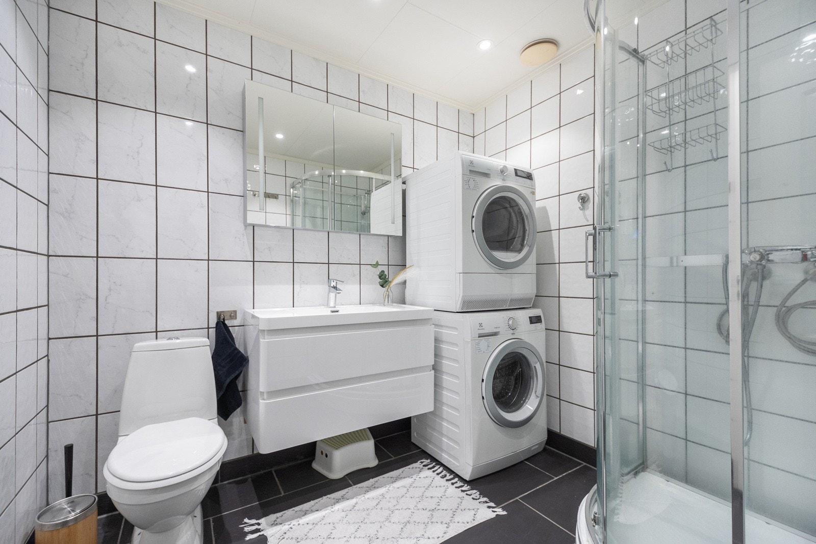 Bad med flislagte overflater på vegger og gulv. Varmekabler i gulv Galleribilde