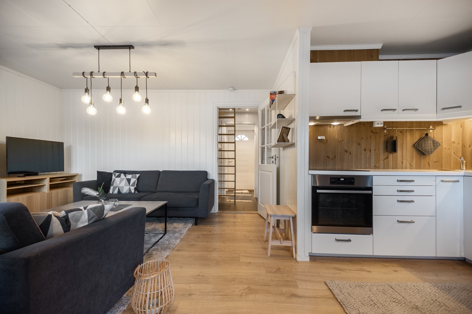 Lys og åpen stue og kjøkken inndelt i soner Galleribilde