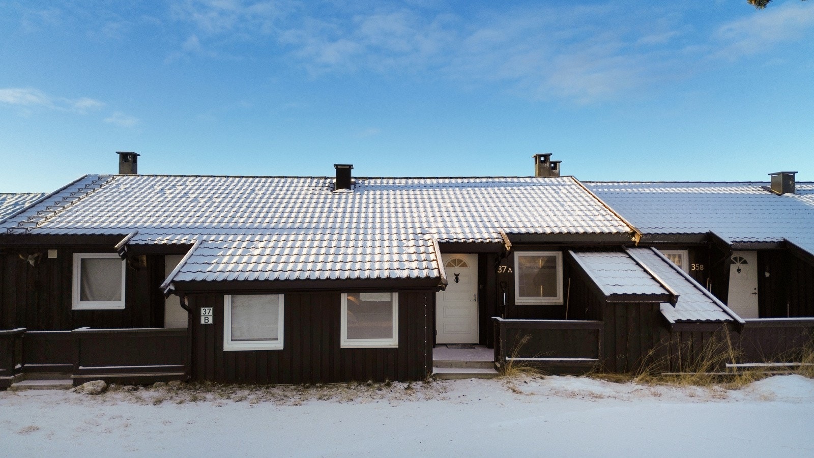 Hyggelig inngangsparti med en terrasse på ca. 6 kvm. En mindre plassbygget bod, praktisk til oppbevaring av ved Galleribilde
