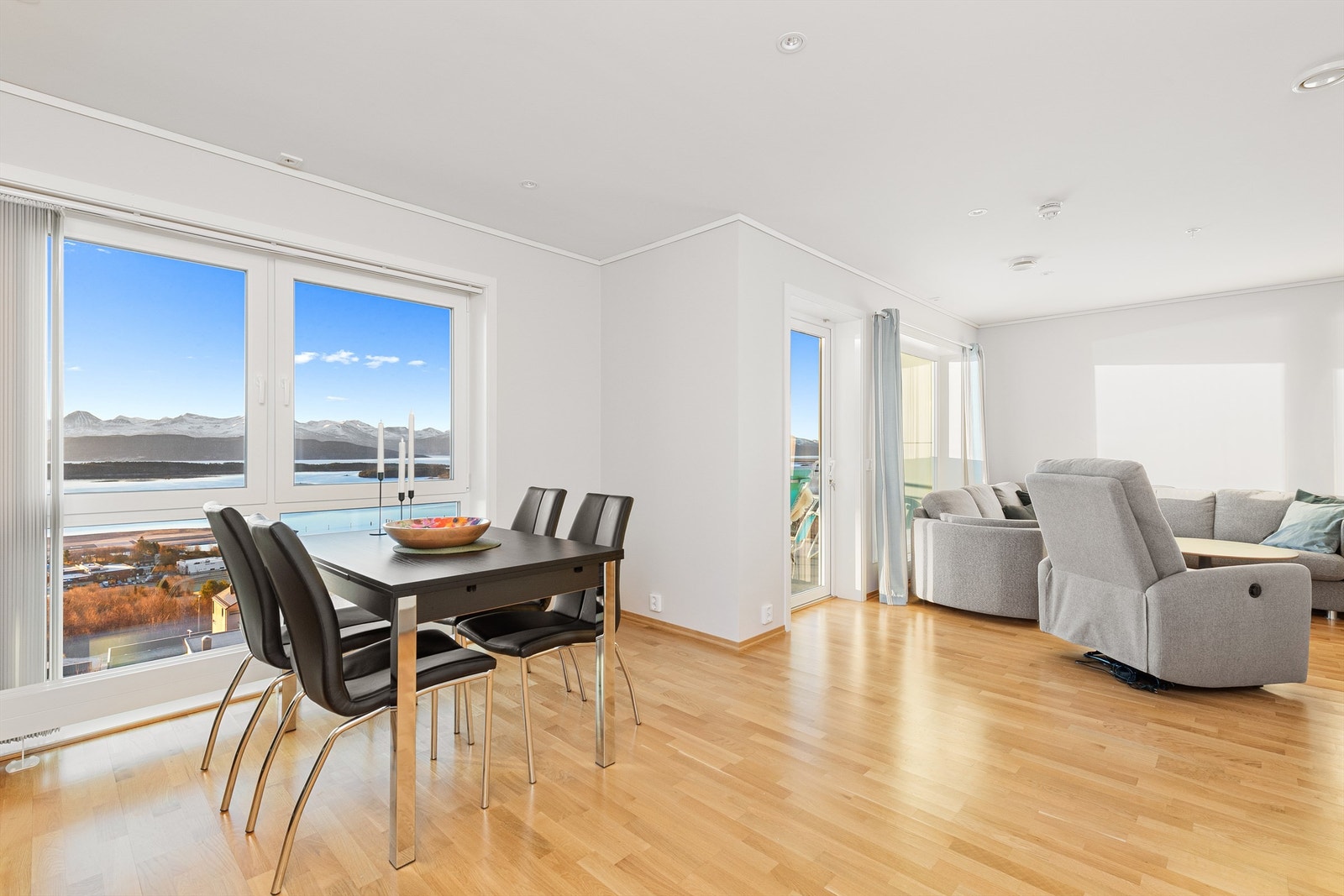 En moderne og tiltalende 3-roms andelsleilighet med fantastisk utsikt og god
planløsning. Galleribilde