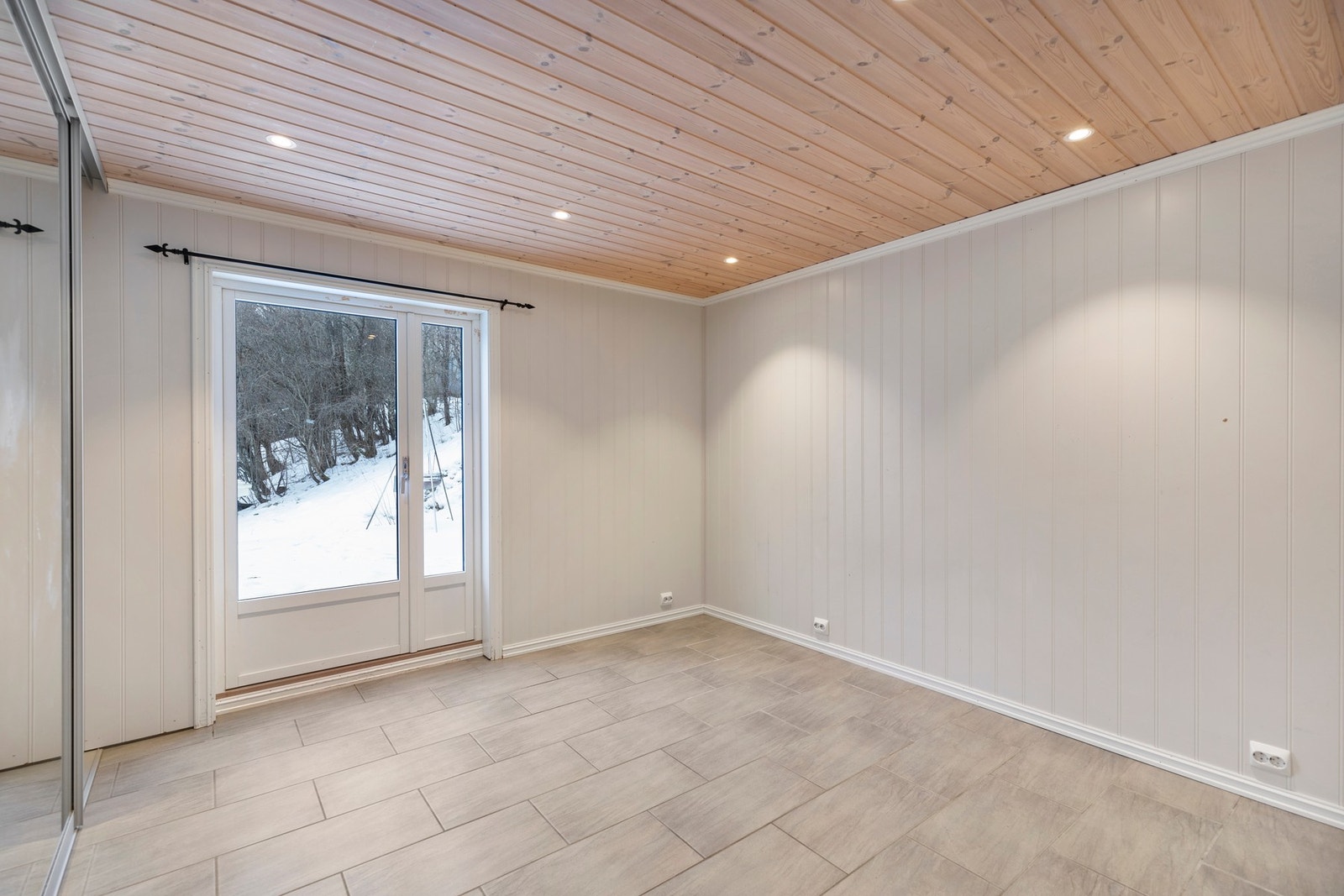 Soverom 2 har utgang til terrasse. Galleribilde