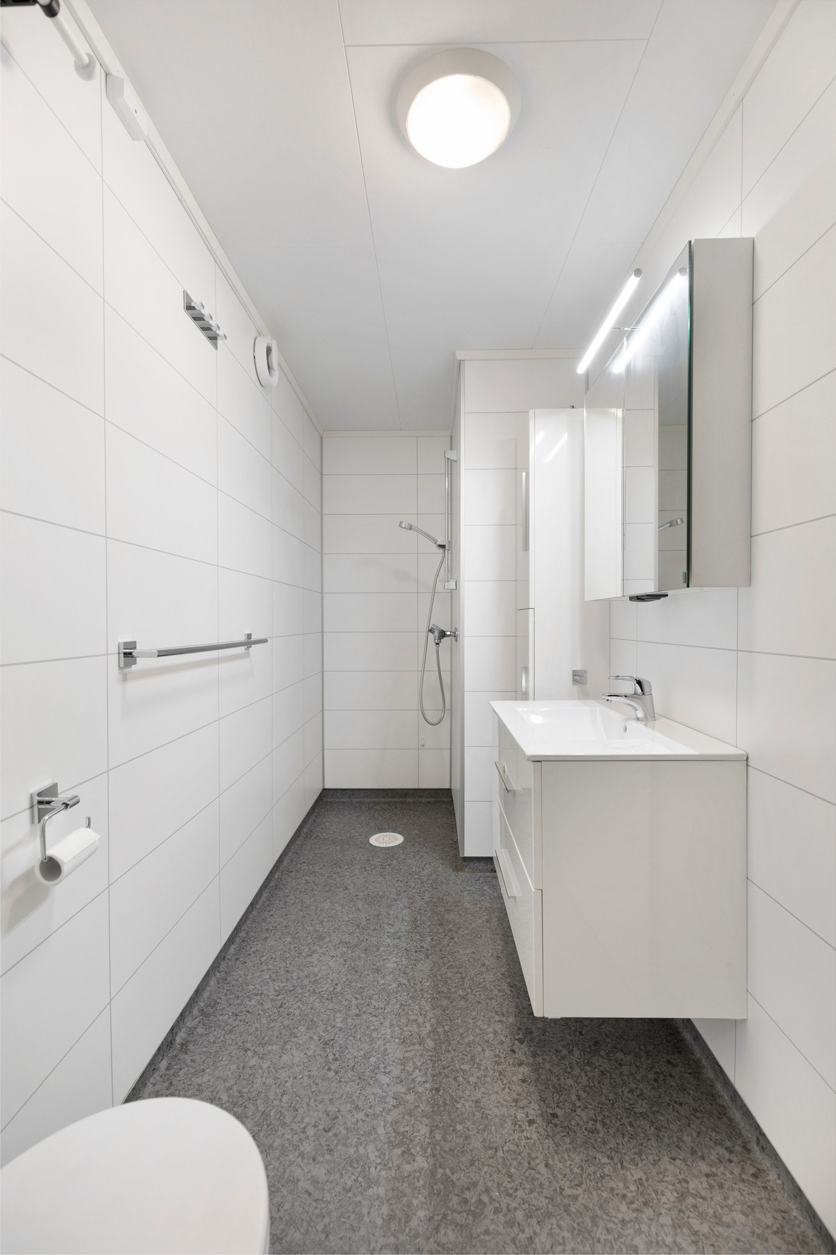 Etasjens bad ble oppusset i 2022 og har belegg på gulv og våtromsplater på vegger. Rommet er utstyrt med varmekabler, dusj i nisje, toalett og baderomsinnredning med servant. Galleribilde