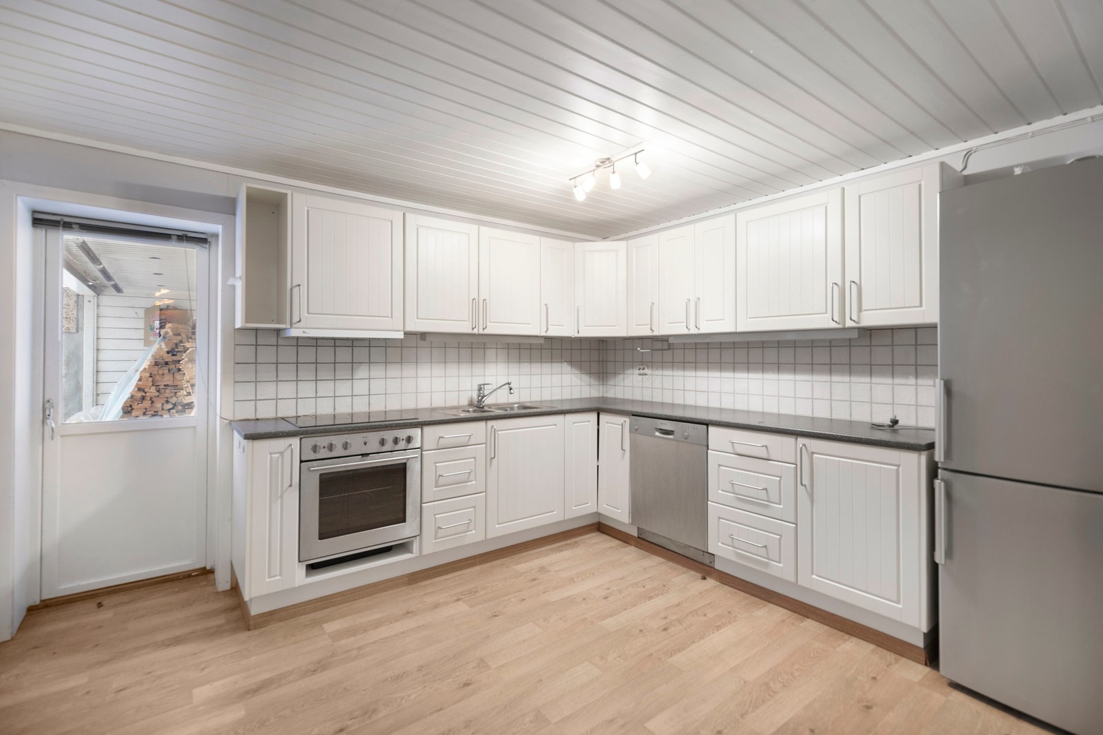 Kjøkken med utgang til terrasse. Etasjen ble innredet i 2006. Hvitevarer medfølger ved handel. Galleribilde