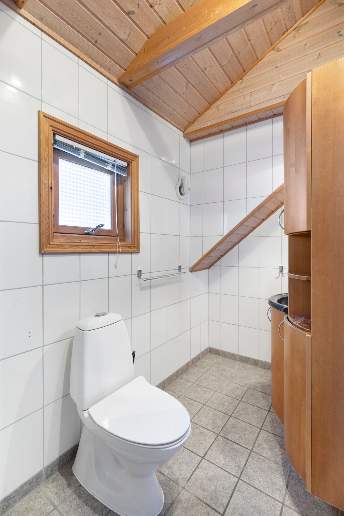 Badet i etasjen er helfliset og er utstyrt med varmekabler, toalett, dusjkabinett og baderomsinnredning. Galleribilde