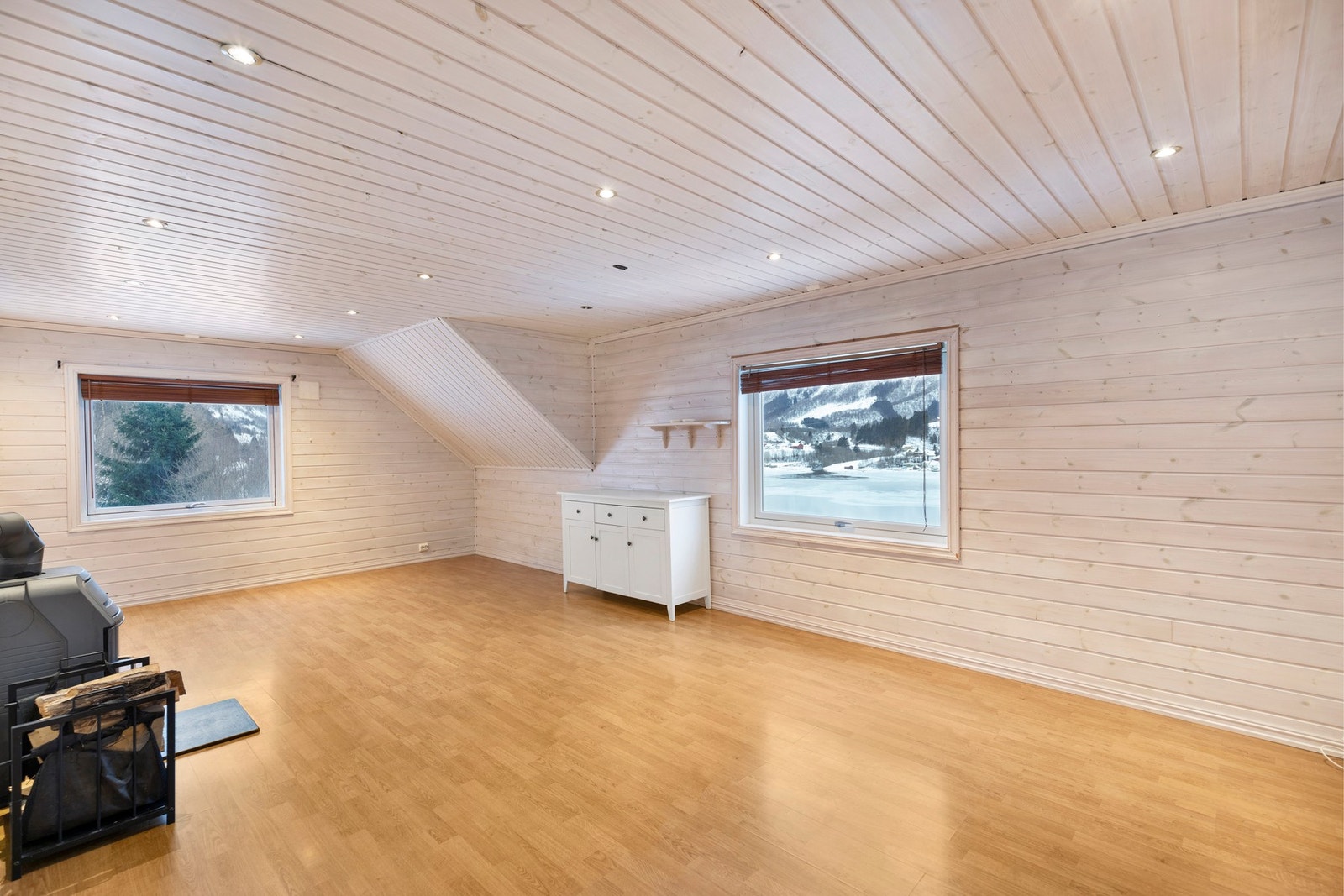 Romslig stue i loftsetasjen. Galleribilde