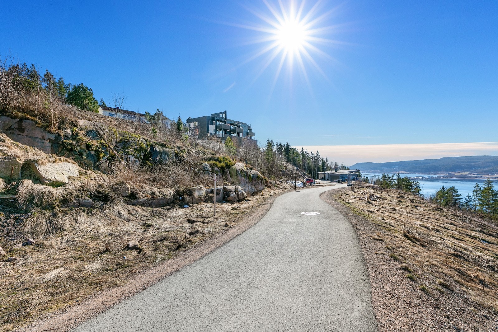Tomten fra nedsiden. Galleribilde