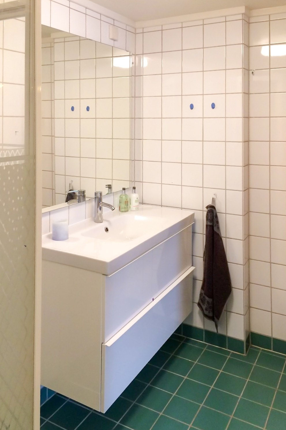 ...og romslig bad/WC med dusjhjørne og opplegg vaskemaskin Galleribilde