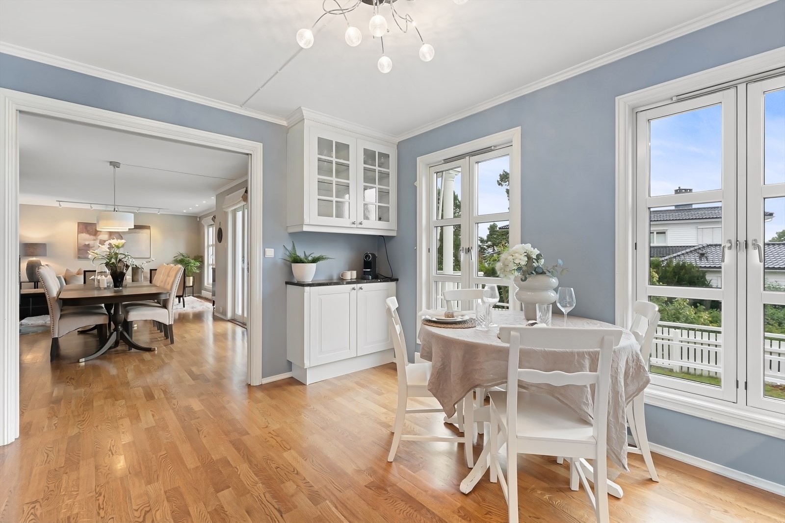 God kontakt mellom kjøkken og spisestue Galleribilde