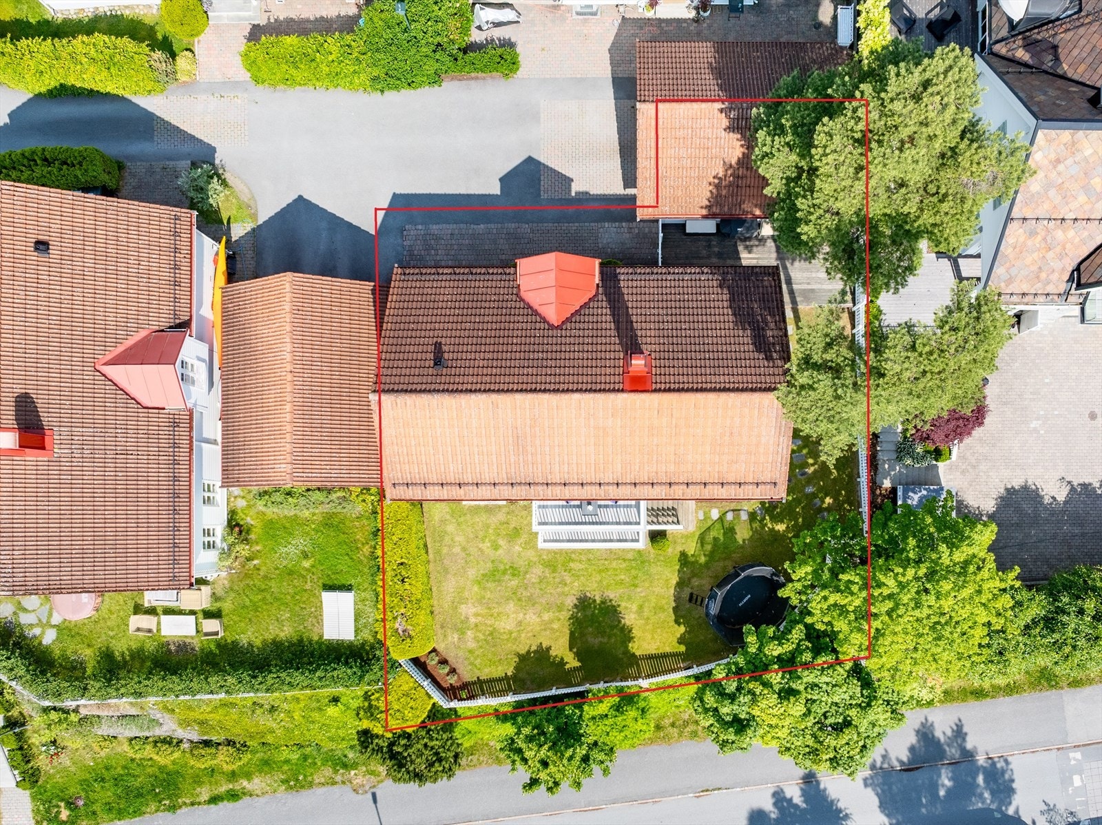 Cirka tomtegrense, mer uteplass og hage enn flere tilsvarende boliger Galleribilde